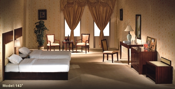 ISO14001 Certified Hotel Bedroom Furniture ชุดเฟอร์นิเจอร์โรงแรมไม้เนื้อแข็ง Walnut Color
