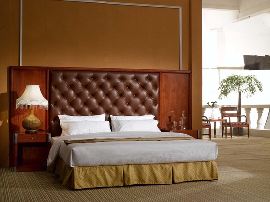 ชุดเฟอร์นิเจอร์ห้องนอนโรงแรม White Platform พร้อมขาไม้เนื้อแข็งโอ๊ค